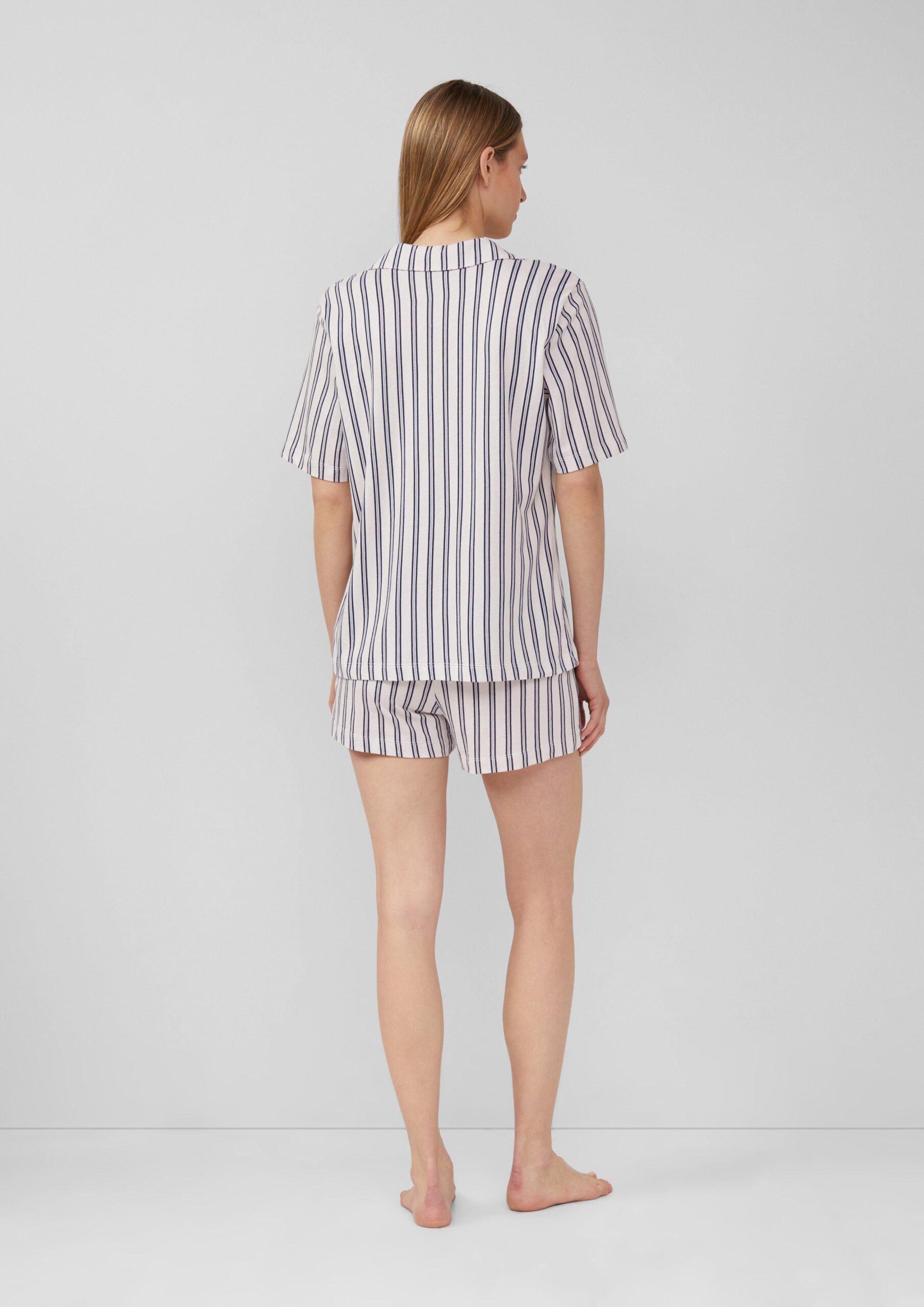 Kurzer Pyjama mit Knopfleiste und Print