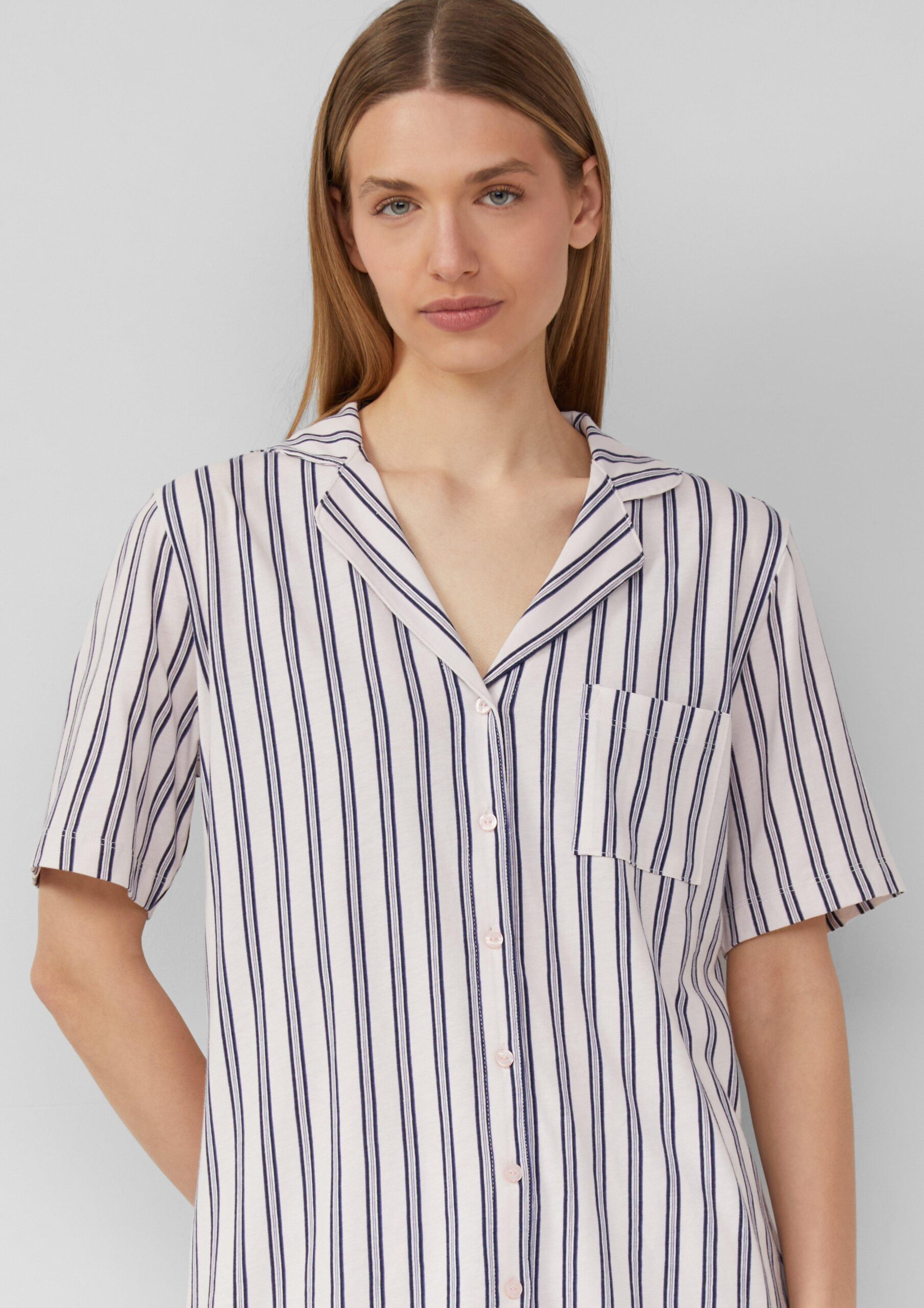 Kurzer Pyjama mit Knopfleiste und Print