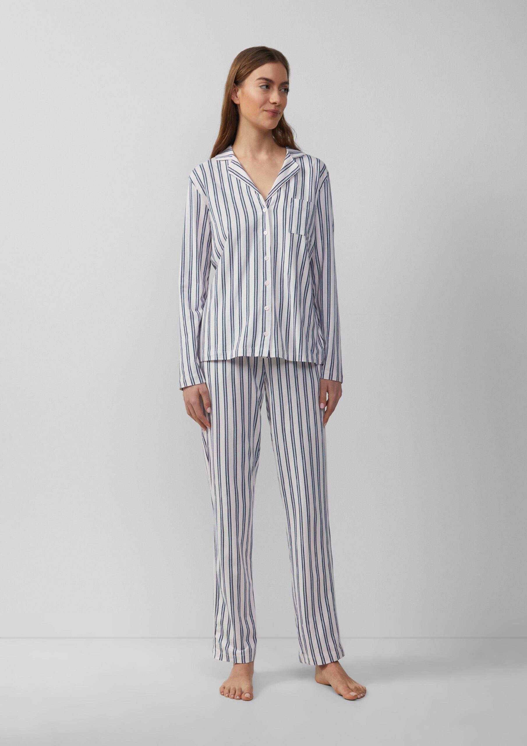 Klassischer Pyjama mit Streifen