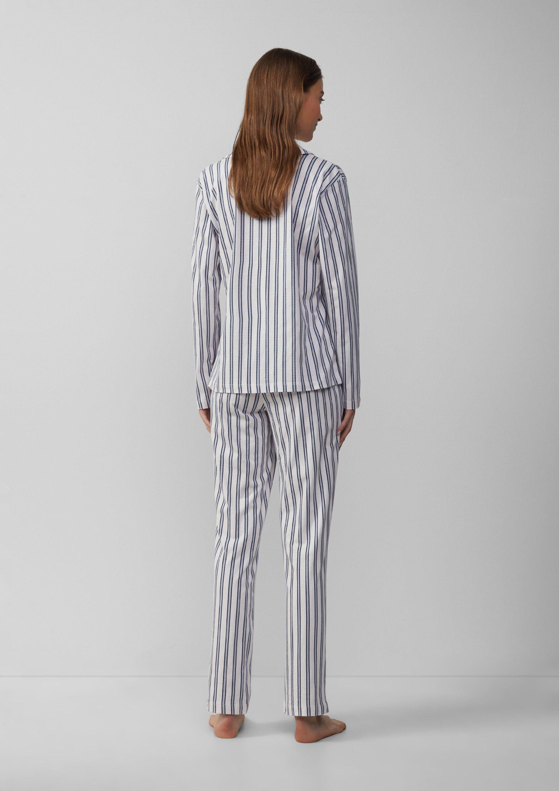 Klassischer Pyjama mit Streifen