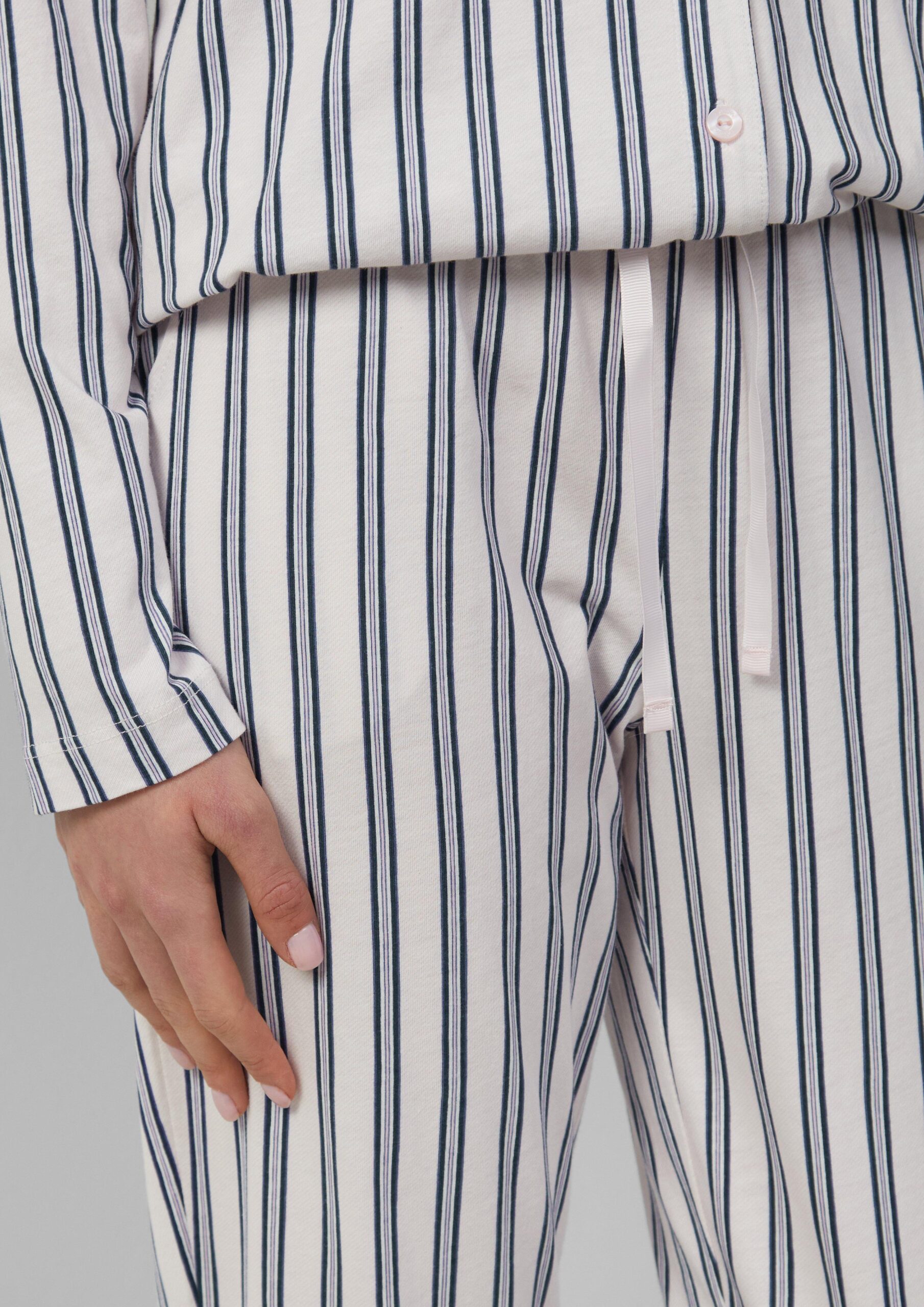 Klassischer Pyjama mit Streifen