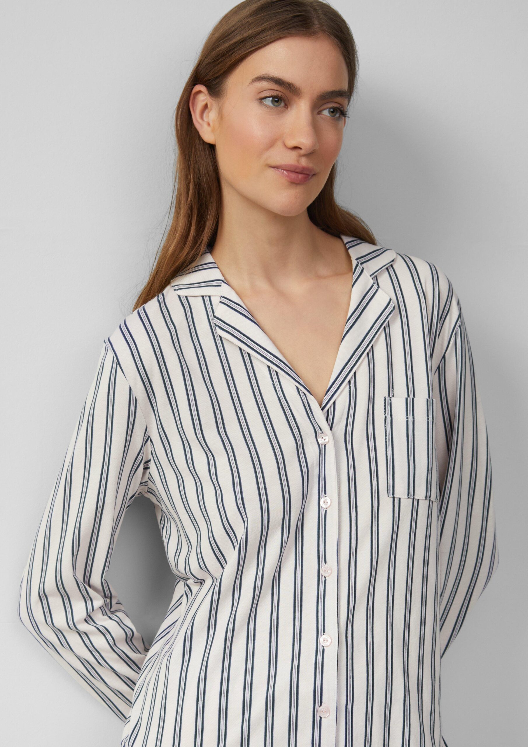 Klassischer Pyjama mit Streifen