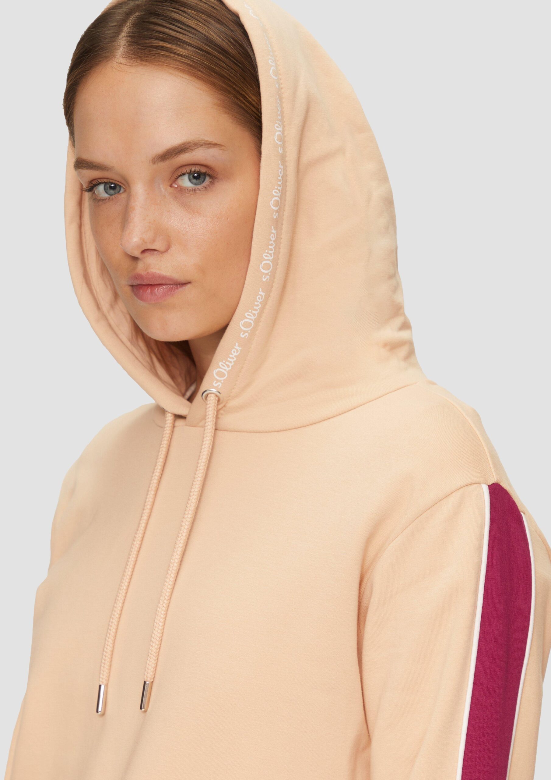 Sweatjacke mit Seitenstreifen und Kapuze