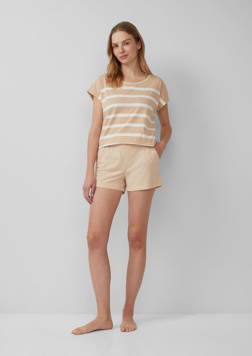 Kurzer Pyjama mit gestreiftem Oberteil