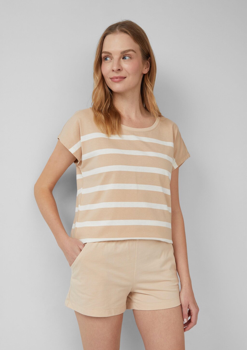 Kurzer Pyjama mit gestreiftem Oberteil