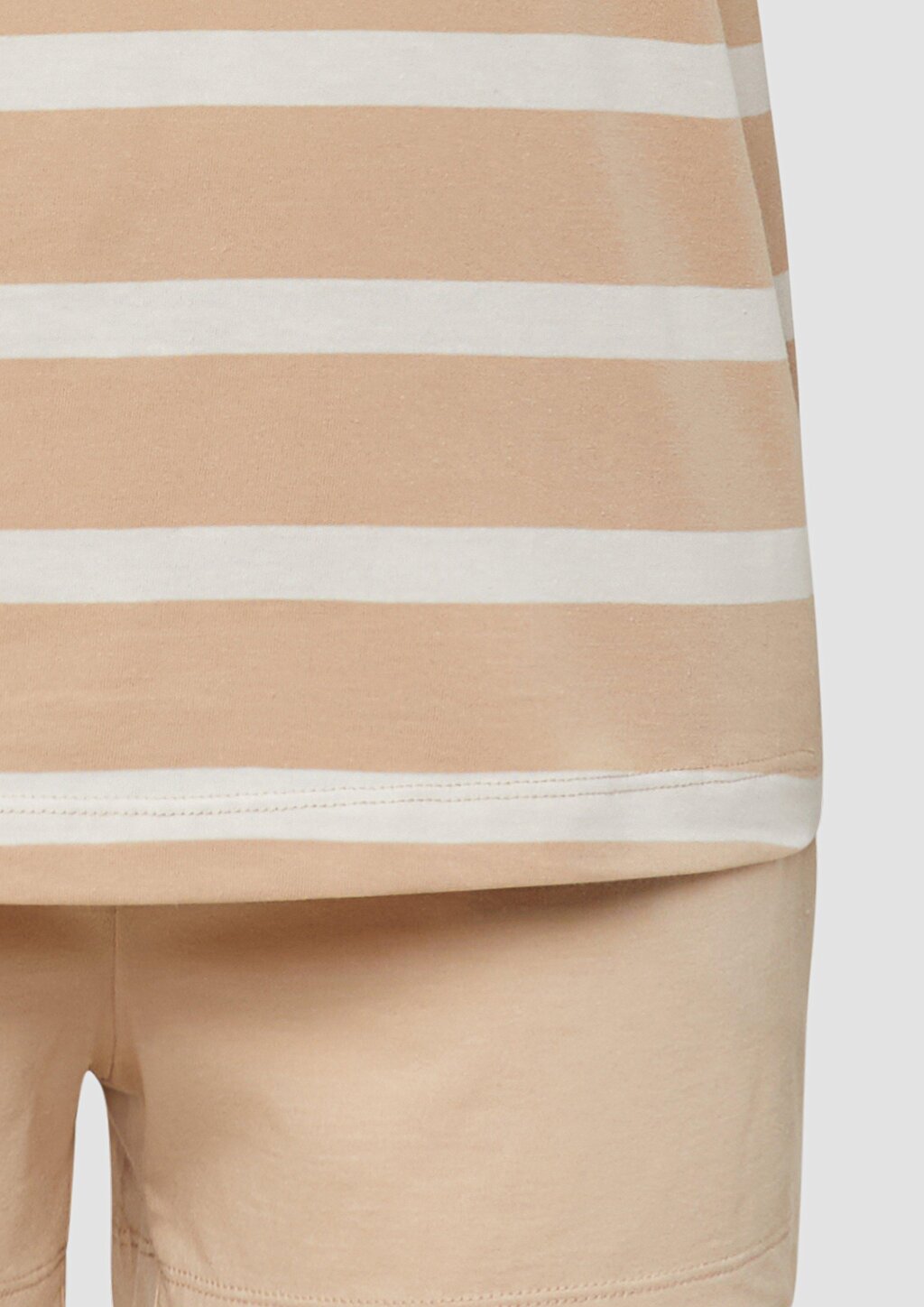 Kurzer Pyjama mit gestreiftem Oberteil