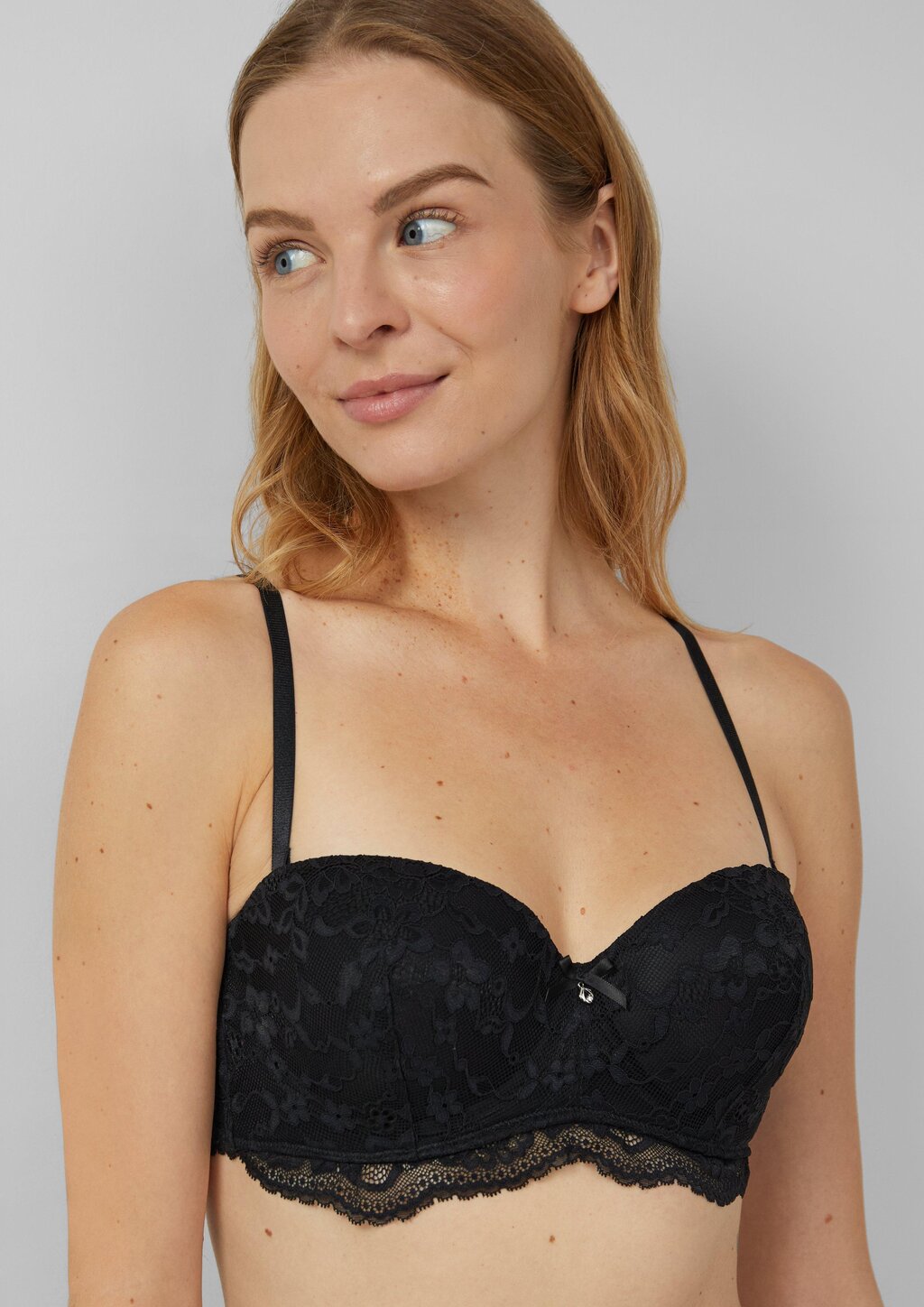 Femininer Schalen-BH mit Zierschleife und Schmuck-Detail