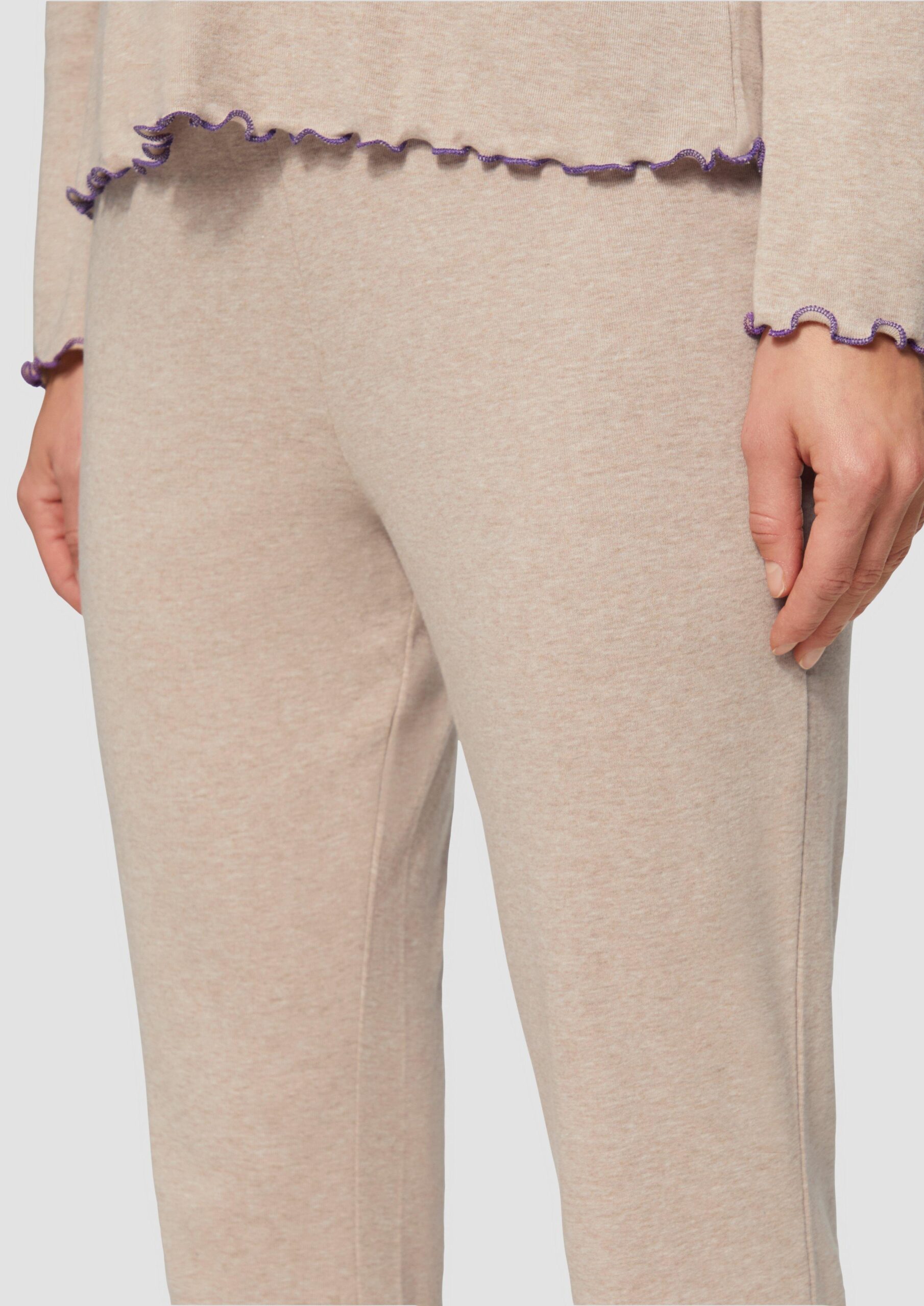 Bequemer Pyjama mit Babylock-Saum