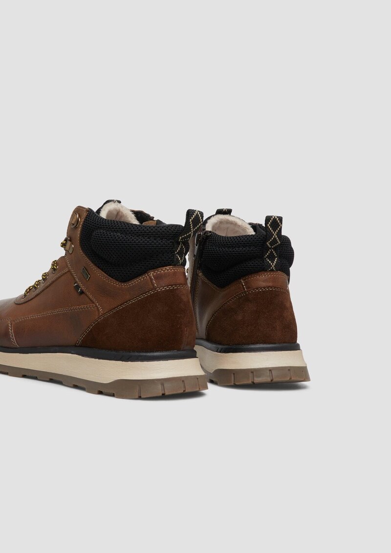 Legere Stiefel im Materialmix