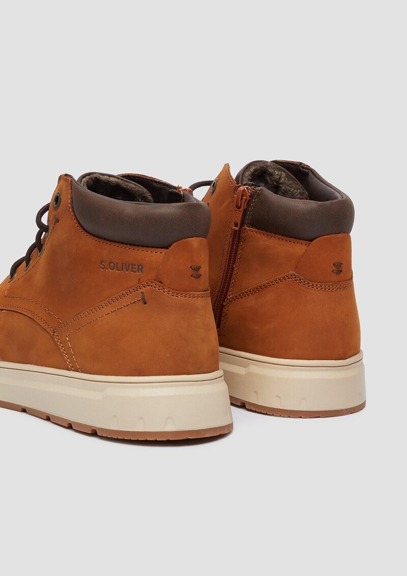 Boots im Materialmix