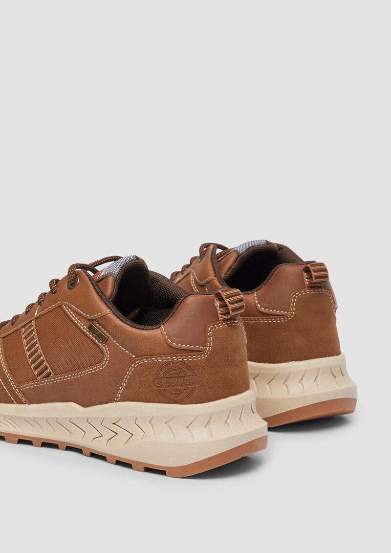 Sportiver Schnürer im Materialmix