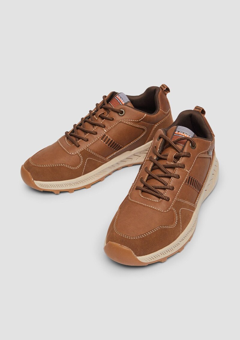 Sportiver Schnürer im Materialmix