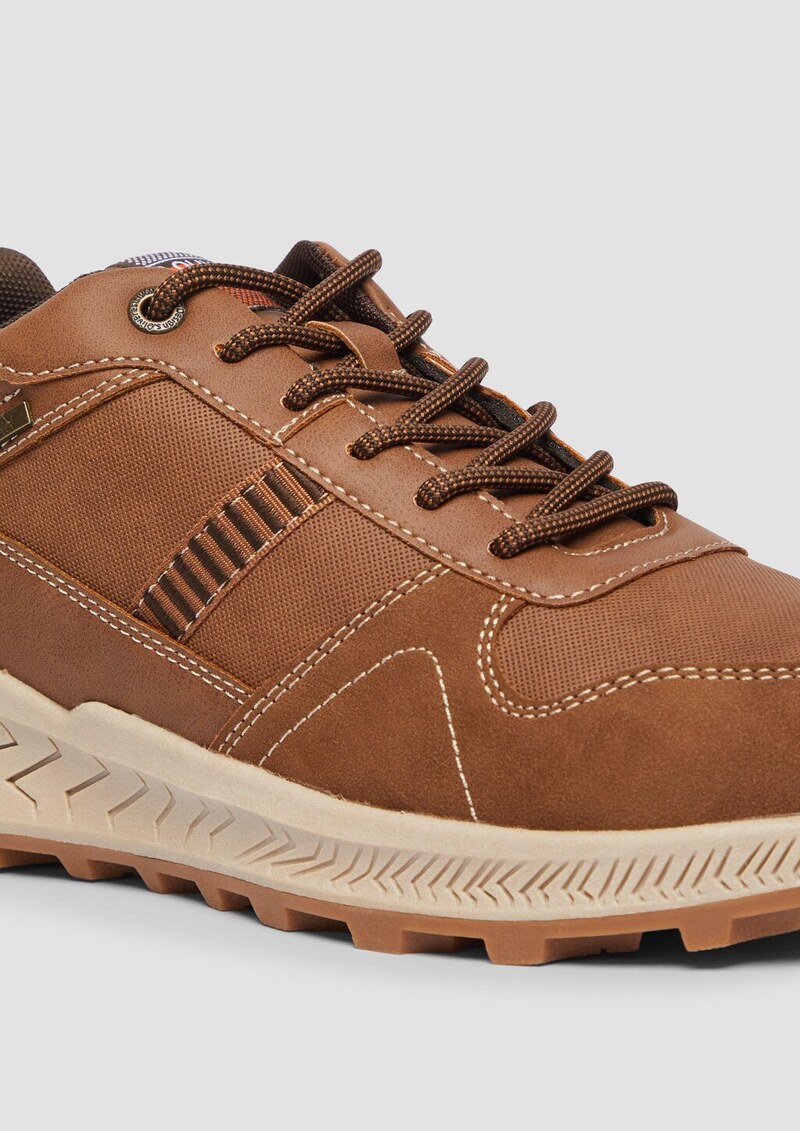 Sportiver Schnürer im Materialmix