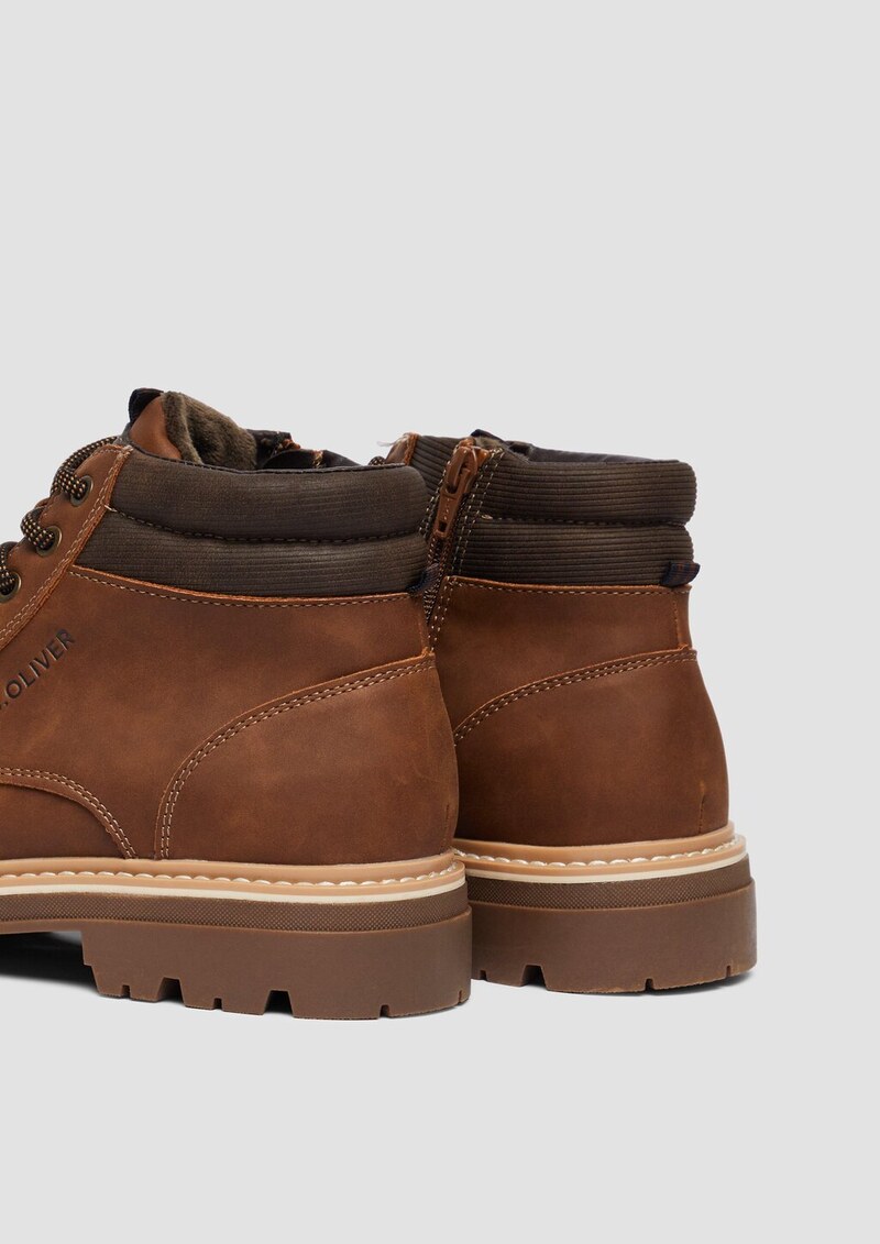 Schnürstiefel im Materialmix