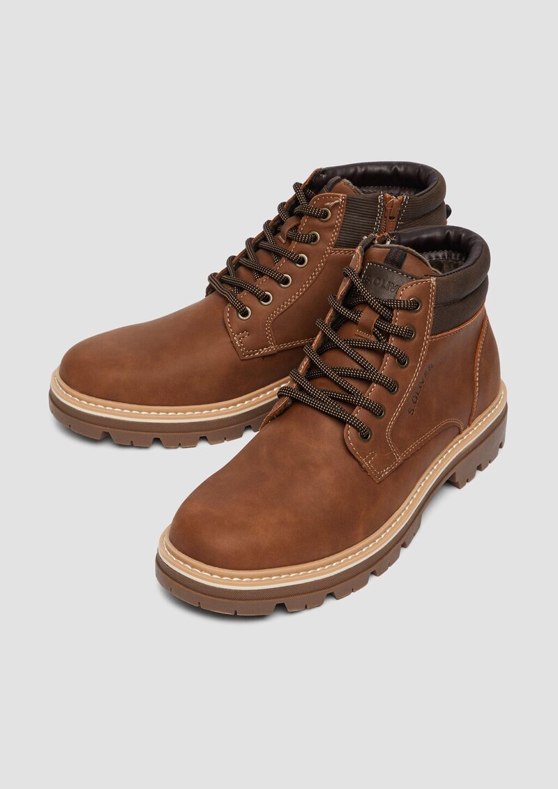 Schnürstiefel im Materialmix