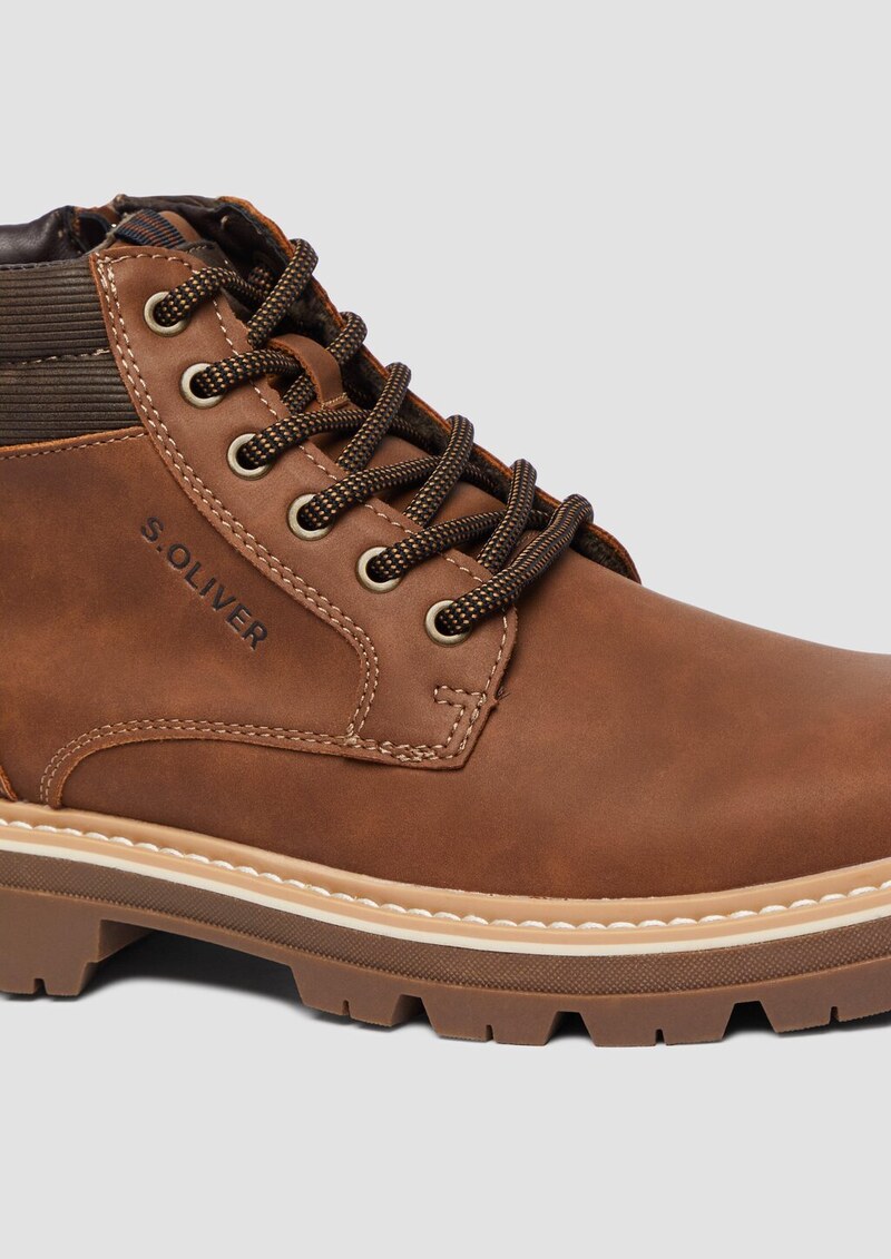 Schnürstiefel im Materialmix