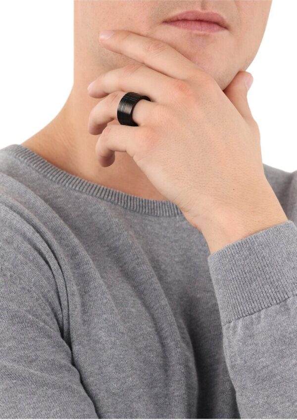 Breiter Ring aus Edelstahl