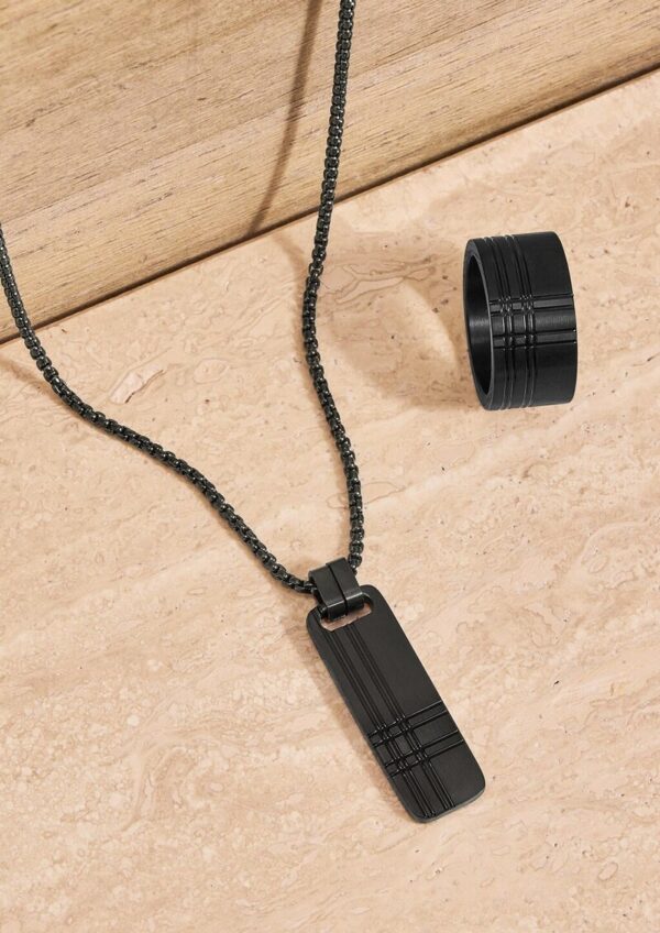 Breiter Ring aus Edelstahl