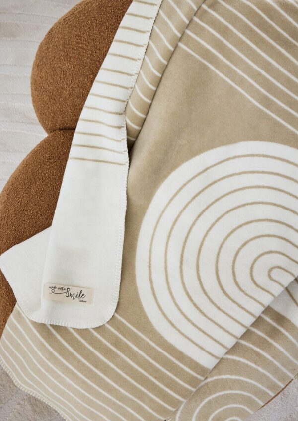 Decke mit grafischem Muster