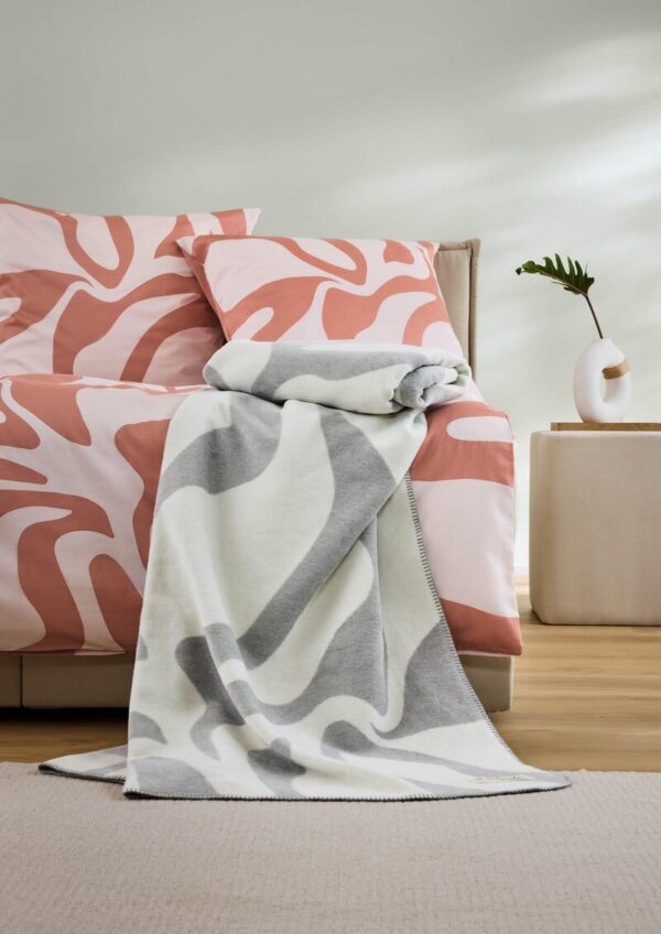 Decke mit grafischem Muster