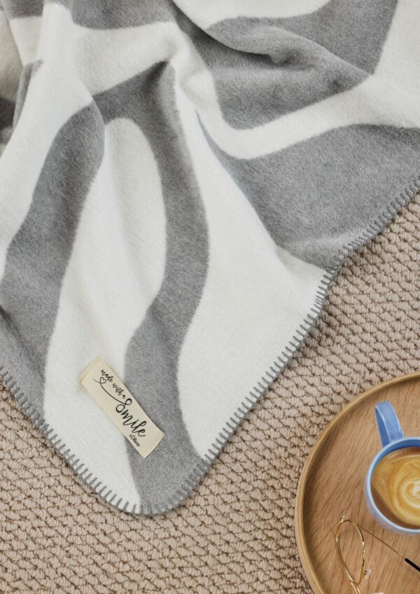 Decke mit grafischem Muster