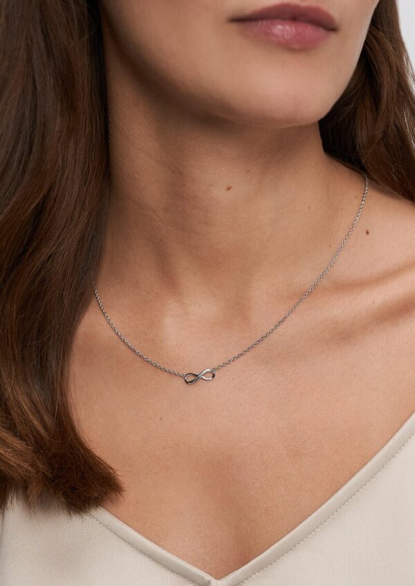 Kette aus 925er Silber mit Schmuck-Detail